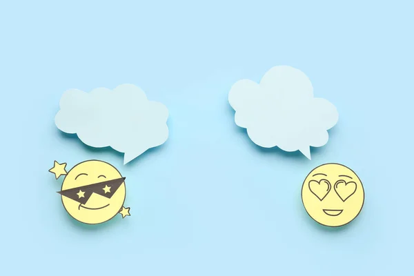 Paper Faces Blank Speech Bubbles Blue Background — Stock Photo, Image