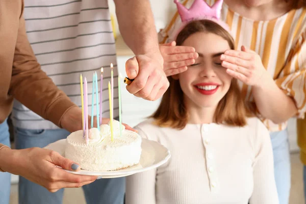年轻女人在派对上给她的朋友带生日蛋糕 特写镜头 — 图库照片