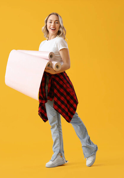 Молодая женщина с рулонами на желтом фоне
