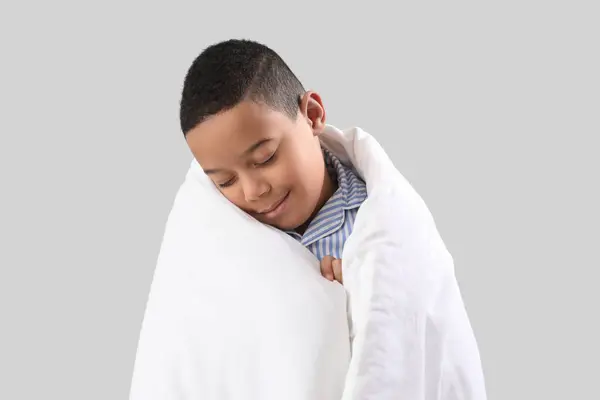 Маленький Афроамериканец Мягким Одеялом Светлом Фоне Крупным Планом — стоковое фото