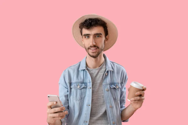 Όμορφος Νεαρός Άνδρας Κινητό Τηλέφωνο Και Φλιτζάνι Καφέ Ροζ Φόντο — Φωτογραφία Αρχείου