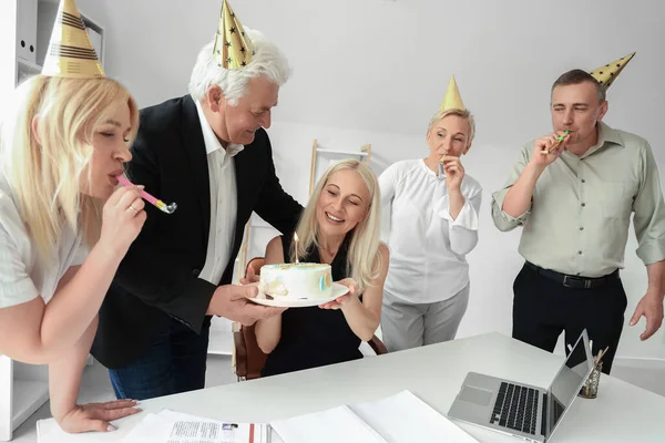 Dojrzałe Osoby Świętujące Urodziny Swojego Kolegi Urzędującego — Zdjęcie stockowe