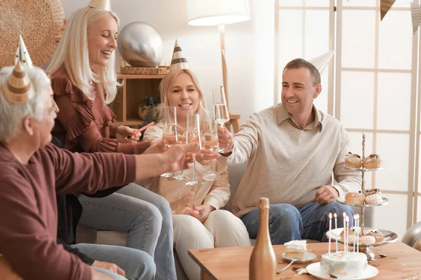 Evde Doğum Gününü Şampanya Ile Kutlayan Olgun Insanlar — Stok fotoğraf