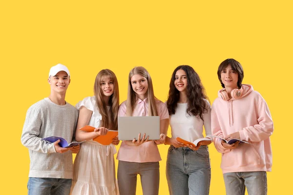 Ομάδα Μαθητών Laptop Και Copybooks Κίτρινο Φόντο — Φωτογραφία Αρχείου
