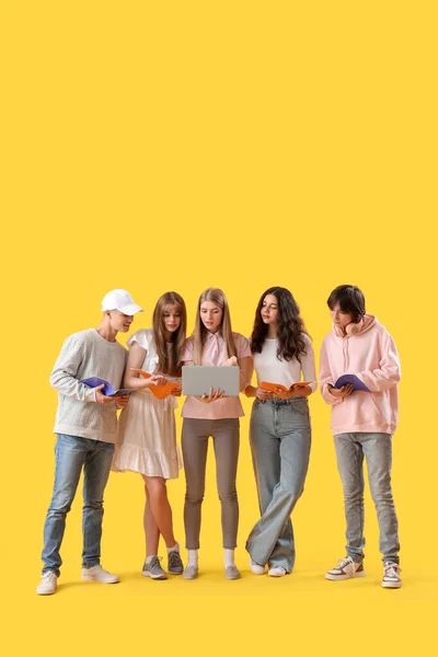 Ομάδα Μαθητών Laptop Και Copybooks Κίτρινο Φόντο — Φωτογραφία Αρχείου