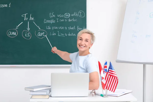 Kvinna Engelskalärare Ger Online Grammatik Lektion Klassrummet — Stockfoto