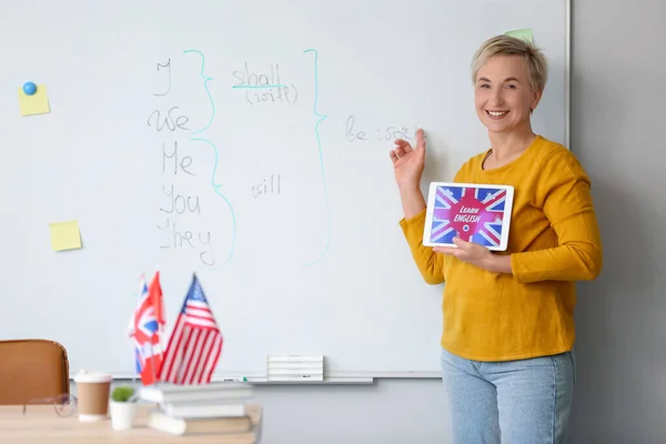 Ženské Učitelka Držící Tablet Počítač Textem Learn English Třídě — Stock fotografie