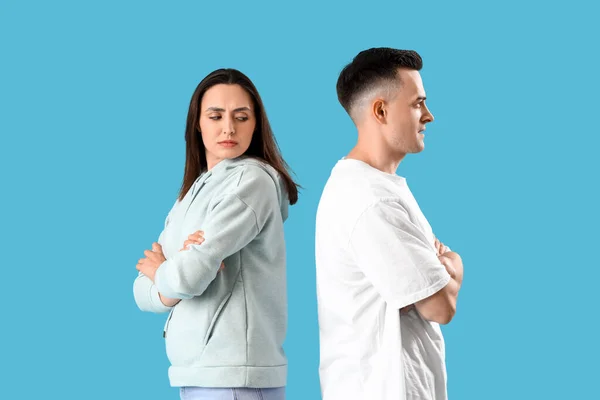 Junges Paar Nach Streit Vor Blauem Hintergrund Beleidigt — Stockfoto