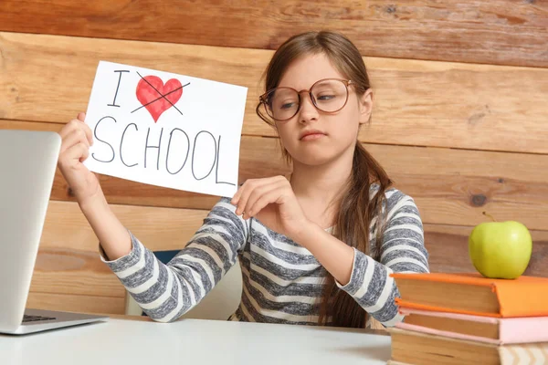Verärgertes Kleines Mädchen Das Papier Mit Dem Text Love School — Stockfoto