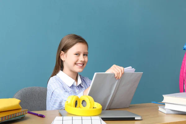 Kleines Mädchen Liest Schulbuch Tisch Auf Blauem Hintergrund — Stockfoto