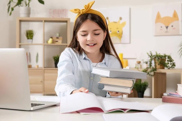 Mała Dziewczynka Robi Lekcje Domu — Zdjęcie stockowe