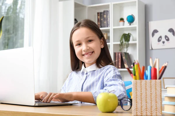Χαριτωμένο Κοριτσάκι Φορητό Υπολογιστή Κάνει Μαθήματα Στο Σπίτι — Φωτογραφία Αρχείου