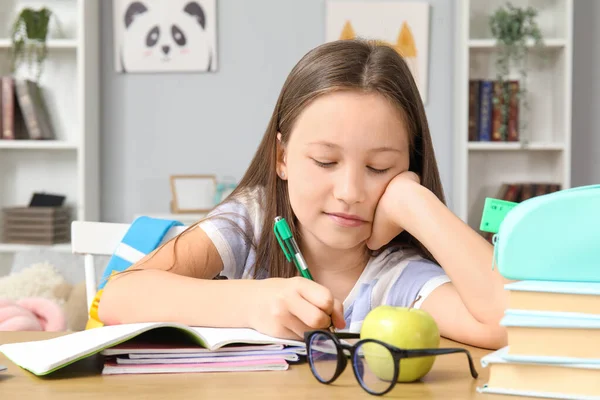 Yorgun Küçük Kız Evde Ders Veriyor Yakın Plan Çekiyor — Stok fotoğraf