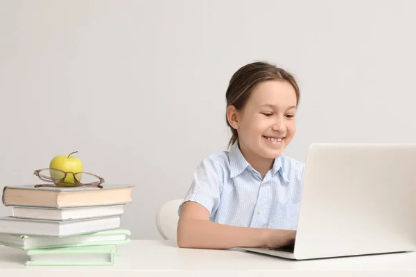 Χαριτωμένο Κοριτσάκι Φορητό Υπολογιστή Κάνει Την Εργασία Στο Τραπέζι Κοντά — Φωτογραφία Αρχείου