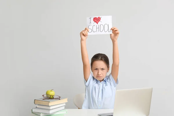 Αναστατωμένο Κοριτσάκι Κρατώντας Χαρτί Κείμενο Δεν Αγαπω Σχολειο Στο Τραπέζι — Φωτογραφία Αρχείου