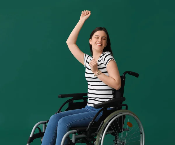 Счастливая Молодая Женщина Инвалидной Коляске Зеленом Фоне — стоковое фото