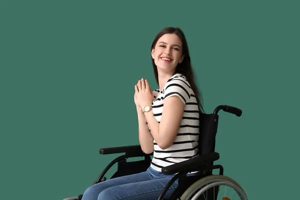 Щаслива Молода Жінка Інвалідному Візку Зеленому Тлі — стокове фото