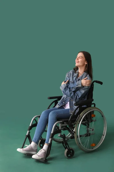 Молодая Женщина Инвалидной Коляске Зеленом Фоне — стоковое фото