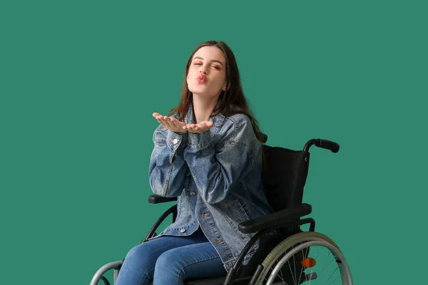 Молодая Женщина Инвалидной Коляске Дует Поцелуй Зеленом Фоне — стоковое фото
