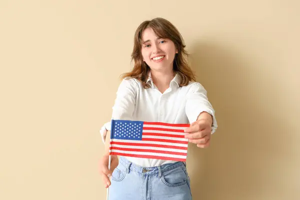 Mujer Joven Con Bandera Sobre Fondo Beige —  Fotos de Stock