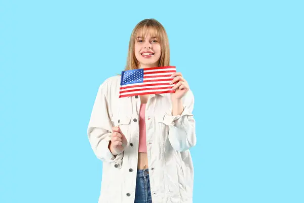Tiener Meisje Met Usa Vlag Blauwe Achtergrond — Stockfoto