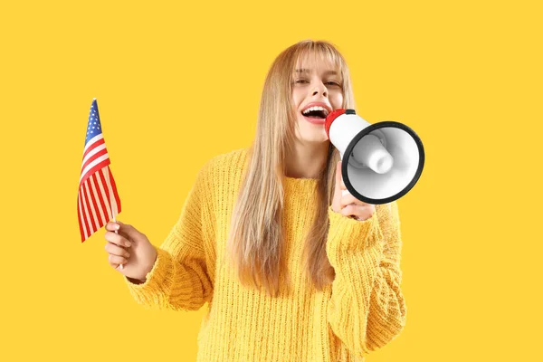 Tiener Meisje Met Usa Vlag Schreeuwen Megafoon Gele Achtergrond — Stockfoto
