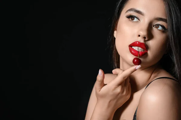 Hermosa Mujer Con Labios Rojos Cereza Sobre Fondo Negro Primer — Foto de Stock