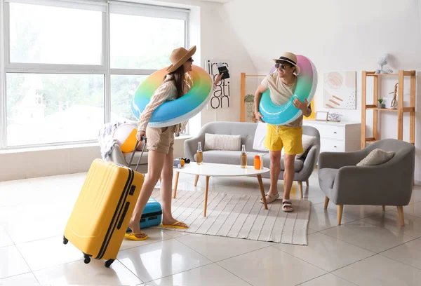 Junges Paar Mit Strandaccessoires Bereit Für Den Sommerurlaub Hause — Stockfoto