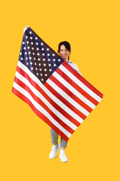 Piękna Młoda Kobieta Flagą Usa Żółtym Tle — Zdjęcie stockowe