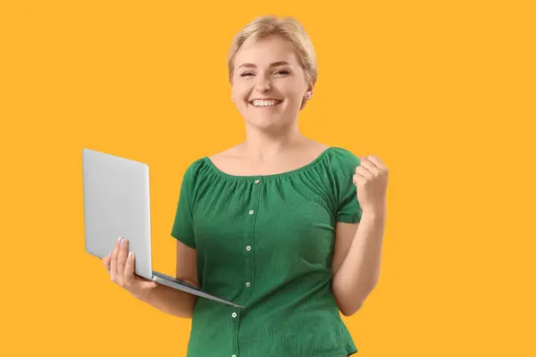 Jovem Programadora Feliz Com Laptop Fundo Amarelo — Fotografia de Stock