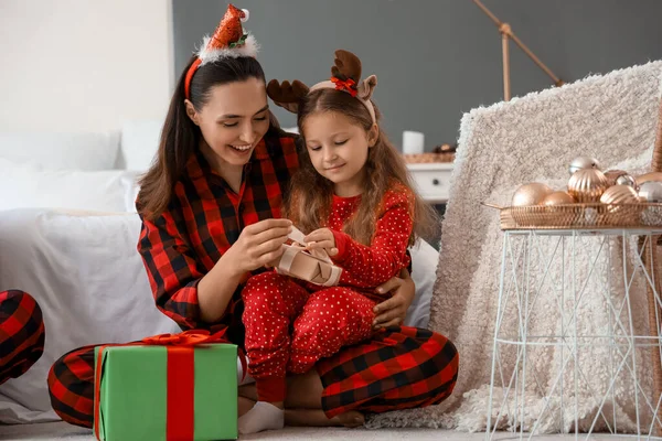 Young Woman Her Little Daughter Unpacking Christmas Gift Bedroom — Stock Photo, Image