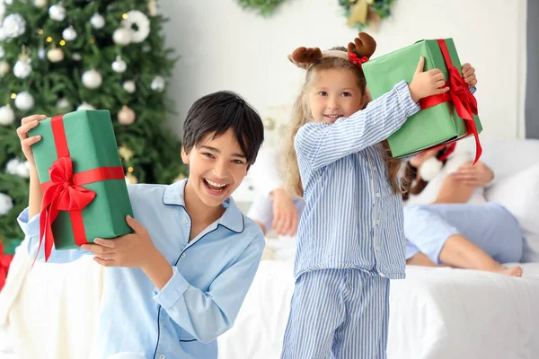 Kleine Kinder Mit Weihnachtsgeschenken Schlafzimmer — Stockfoto