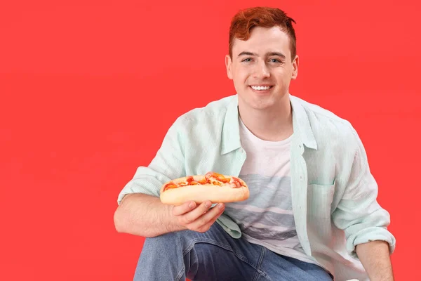 Jongeman Met Lekkere Hotdog Rode Achtergrond — Stockfoto