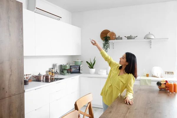 Vacker Asiatisk Kvinna Slår Luftkonditioneringen Köket — Stockfoto