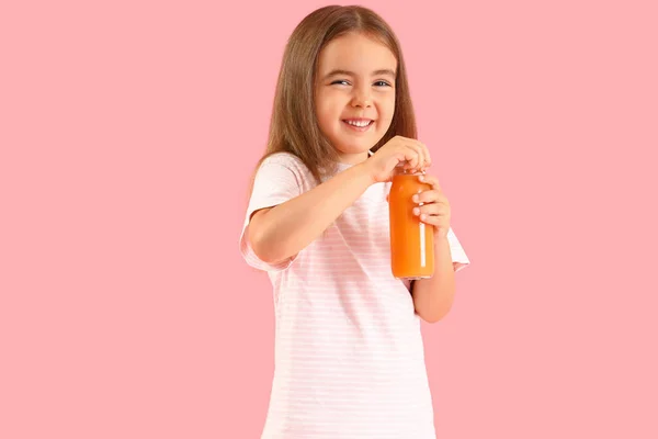 Schattig Klein Meisje Met Fles Sinaasappelsap Kleur Achtergrond — Stockfoto