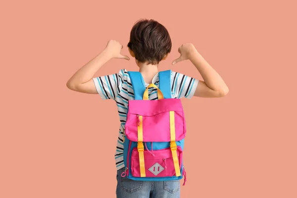 Mały Chłopiec Wskazujący Plecak Kolorowym Tle — Zdjęcie stockowe