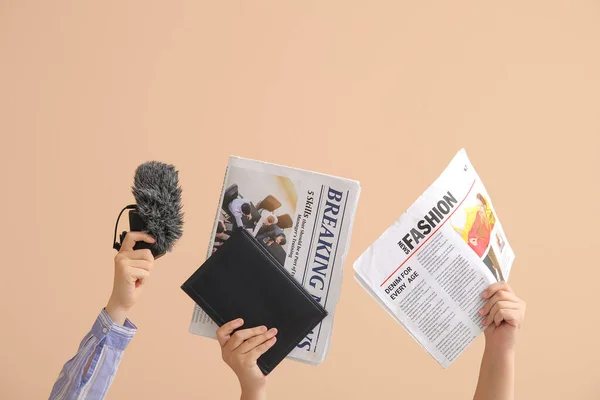 Renkli Arka Planda Mikrofon Defter Gazetelere Sahip Kadın Elleri — Stok fotoğraf