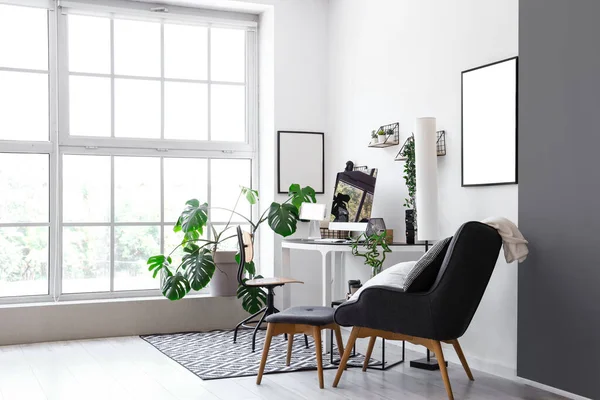 Modern işyeri ve ev bitkilerinin bulunduğu hafif bir ofis.