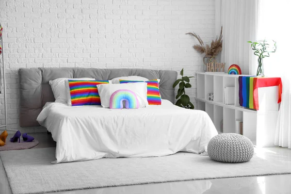 Gökkuşağı Yastıkları Lgbt Bayrağıyla Aydınlık Yatak Odasının Içi — Stok fotoğraf