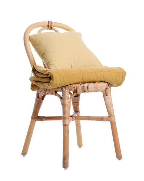 靠垫和毛毯隔离在白色背景上的柳条椅 — 图库照片