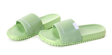 Beyaz arka planda yeşil kadın terlikleri