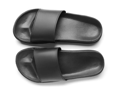 Beyaz arka planda siyah kadın terlikleri