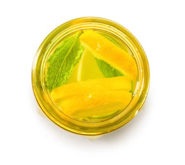 Mason kavanozu arkaplanda nane şekerli lezzetli limonata