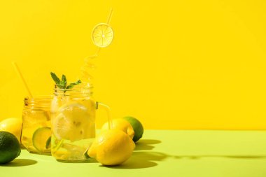 Renkli arkaplanlı limonata ve nane şekeri.