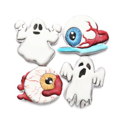 Beyaz arka planda Cadılar Bayramı kutlamaları için hayalet ve göz şeklinde lezzetli kurabiyeler.