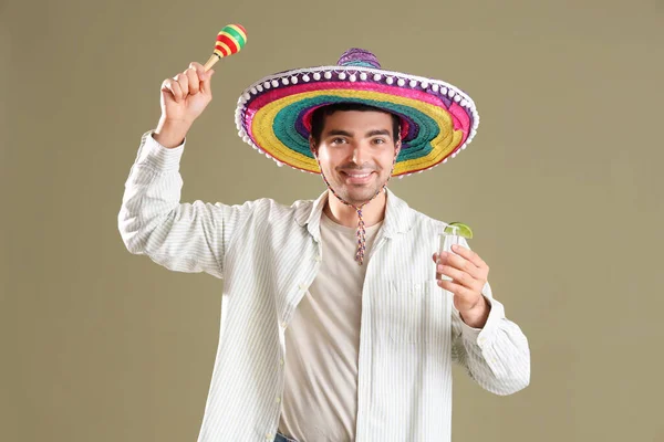 Ung Man Sombrero Hatt Med Tequila Skott Och Maraca Grön — Stockfoto