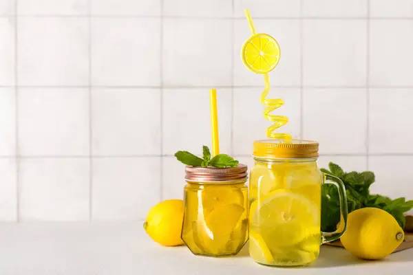 Słoiki Mason Smacznej Lemoniady Miętą Białym Stole — Zdjęcie stockowe
