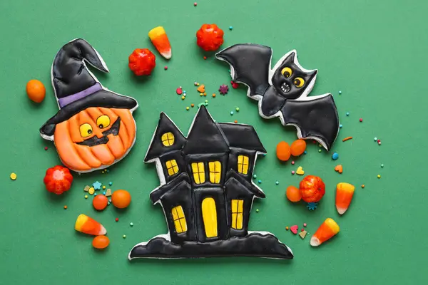 Skladba Chutnými Sušenkami Bonbóny Pro Halloweenskou Oslavu Zeleném Pozadí — Stock fotografie