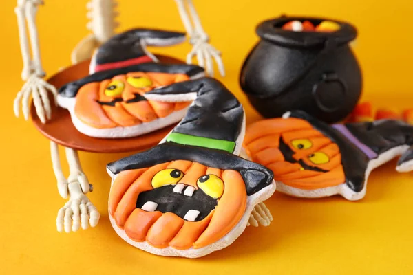 Kostlivec Chutnými Sušenkami Tvaru Dýně Pro Halloweenské Oslavy Oranžovém Pozadí — Stock fotografie