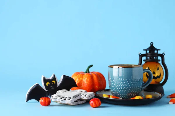 Smaczne Ciasteczka Słodycze Latarnia Halloween Filiżanka Kawy Niebieskim Tle — Zdjęcie stockowe